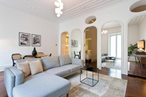 Boutique Rentals- THE CLéRiGoS Apt w/ patio